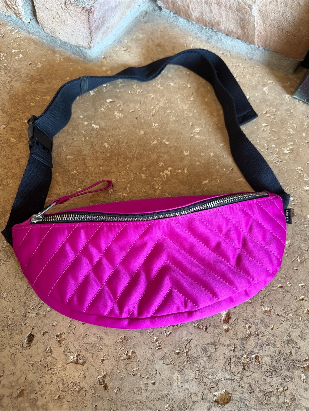 Athleta Kinetic Crossbody Belt Bag Shiny Hot Pink